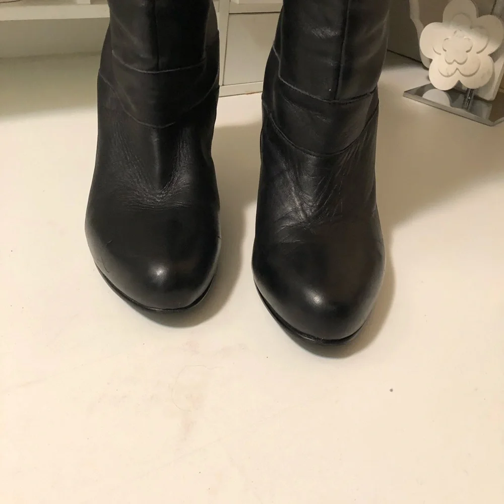 Fifth Avenue leather boots can wear half or tall